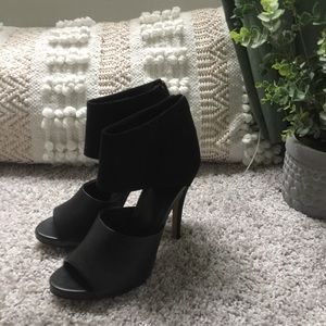EUC Apt 9 black faux suede & leather heels 7.5